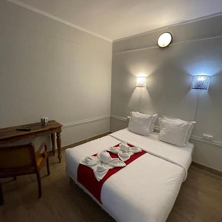 Hotel Central Saint-Denis  Buitenkant foto
