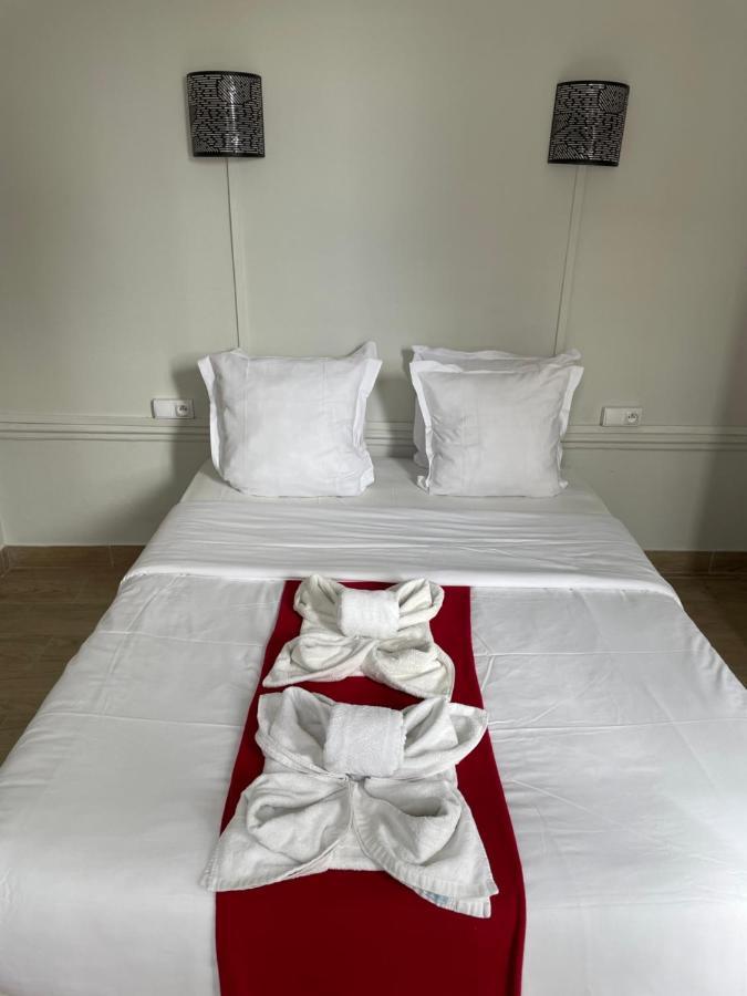 Hotel Central Saint-Denis  Buitenkant foto