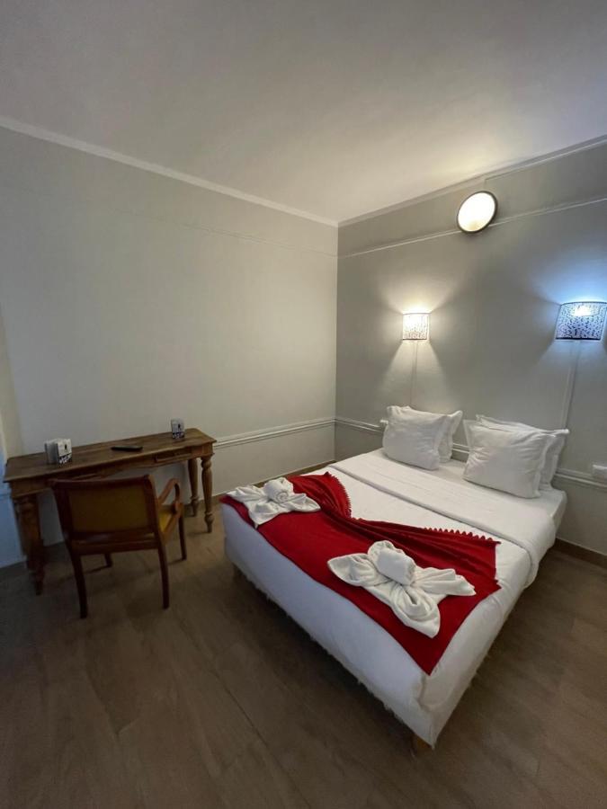 Hotel Central Saint-Denis  Buitenkant foto