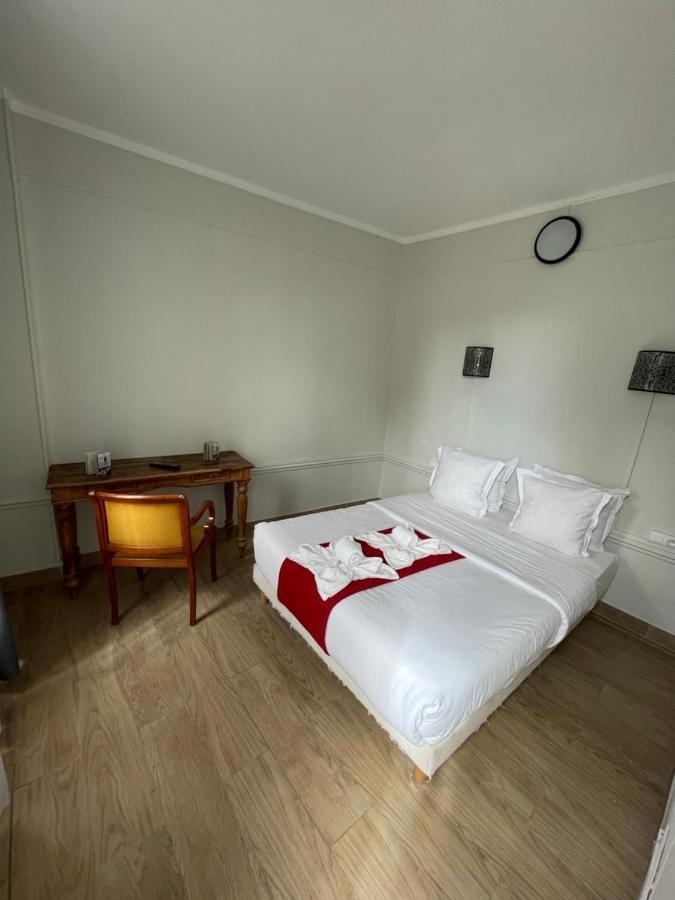 Hotel Central Saint-Denis  Buitenkant foto